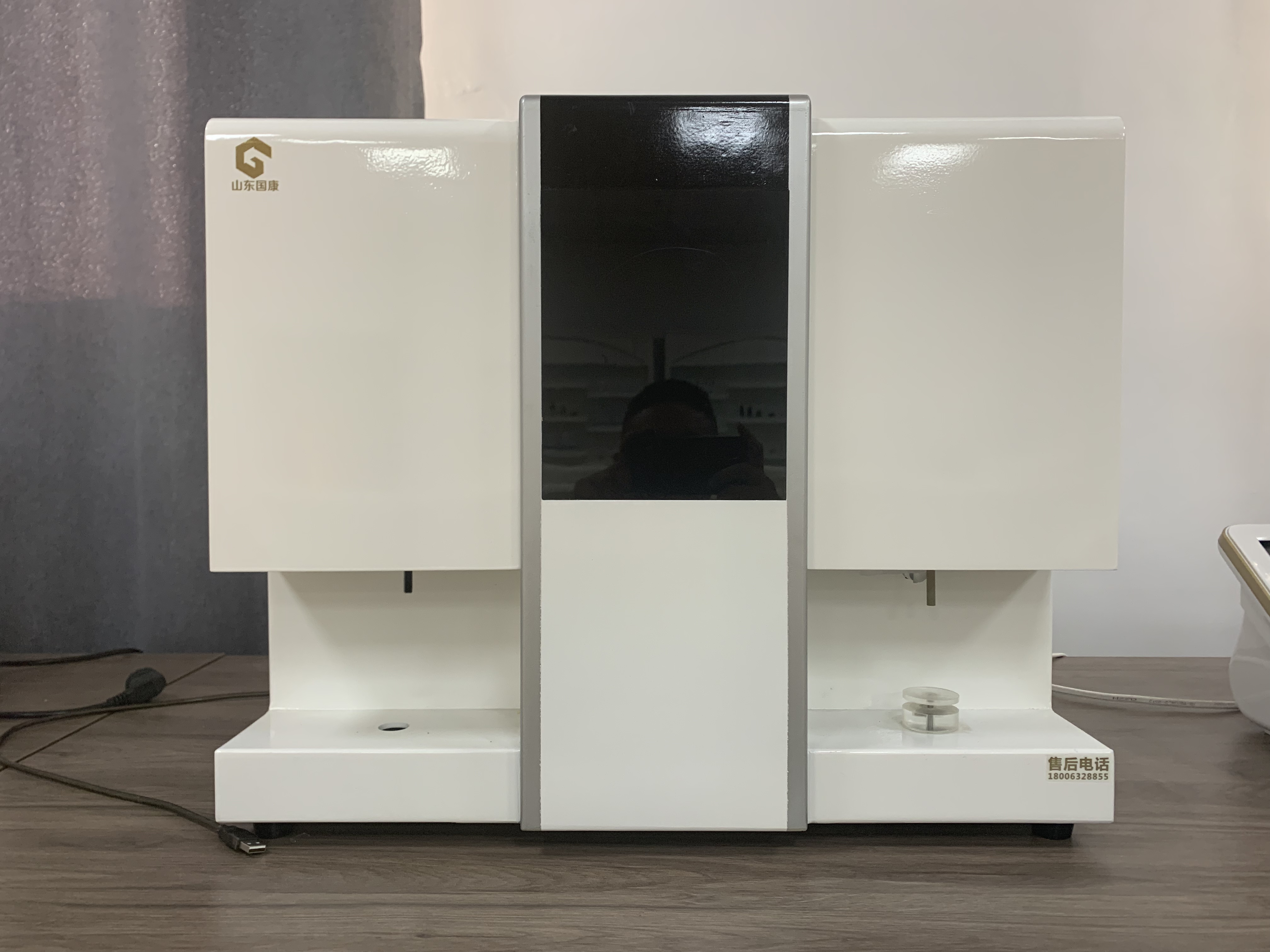 随着国内医疗技术的快速发展，越来越多的地方使用全自动原子吸收星空体育，因此也有越来越多的公司制造全自动原子吸收星空体育。然而，即使是同样的设备，价格也会有很大的差异。那么为什么价格会有差异呢?全自动原子吸收星空体育厂家山东国康为您详细分析。